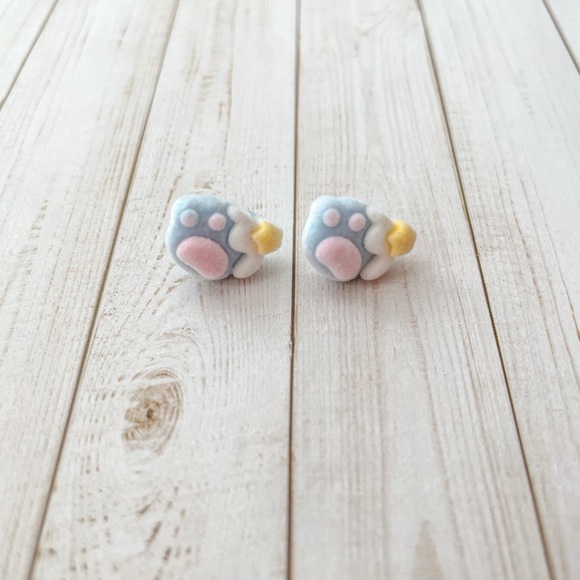 🖤 Fuzzy Paw Cupcake Stud Earrings - Picture 2 of 5